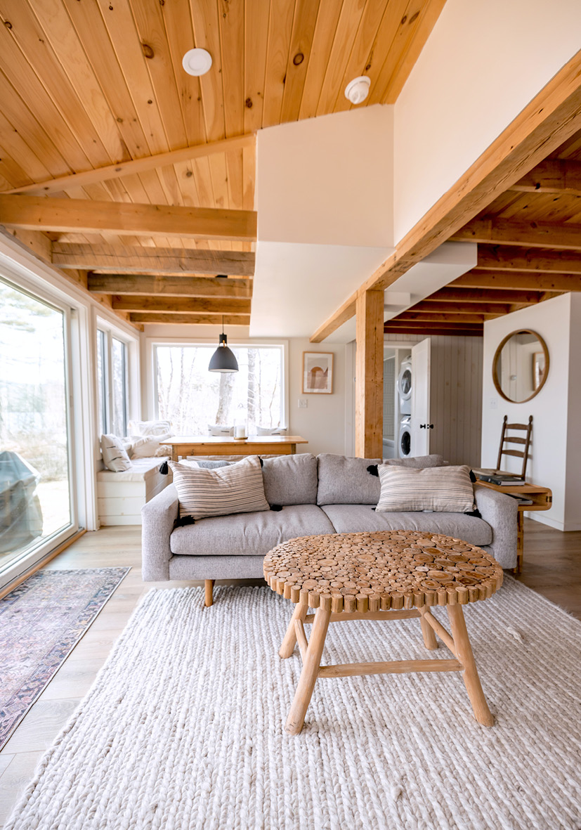 Zu sehen ist eine skandinavische Raumgestaltung eines Wohnzimmers mit einem modernen Couchtisch vom Schreiner aus Holz und einem außergewöhnlichen Beistelltisch vom Schreiner nach Maß aus Holz.