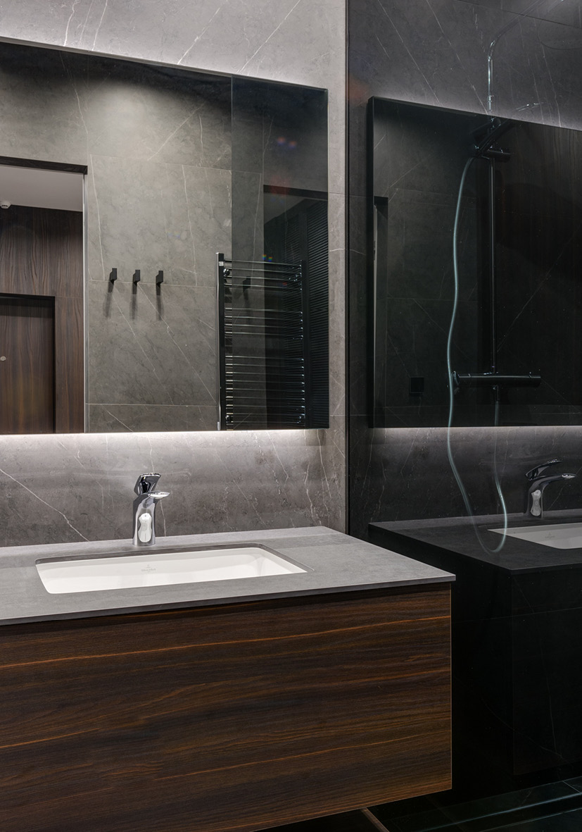 Zu sehen ist ein elegantes Design Badezimmer mit Waschtisch auf Maß vom Schreiner.