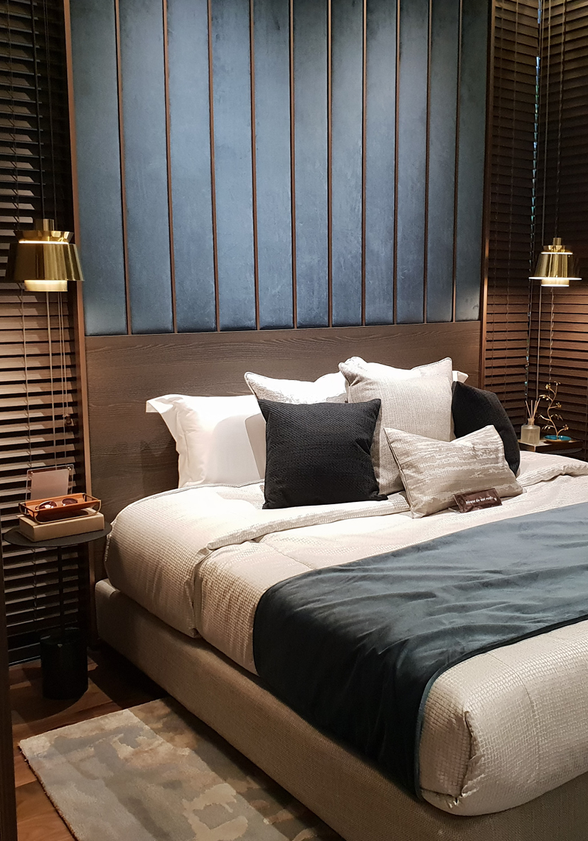 Zu sehen ist ein Bett vom Schreiner integriert in eine Raumgestaltung vom Innenarchitekten.