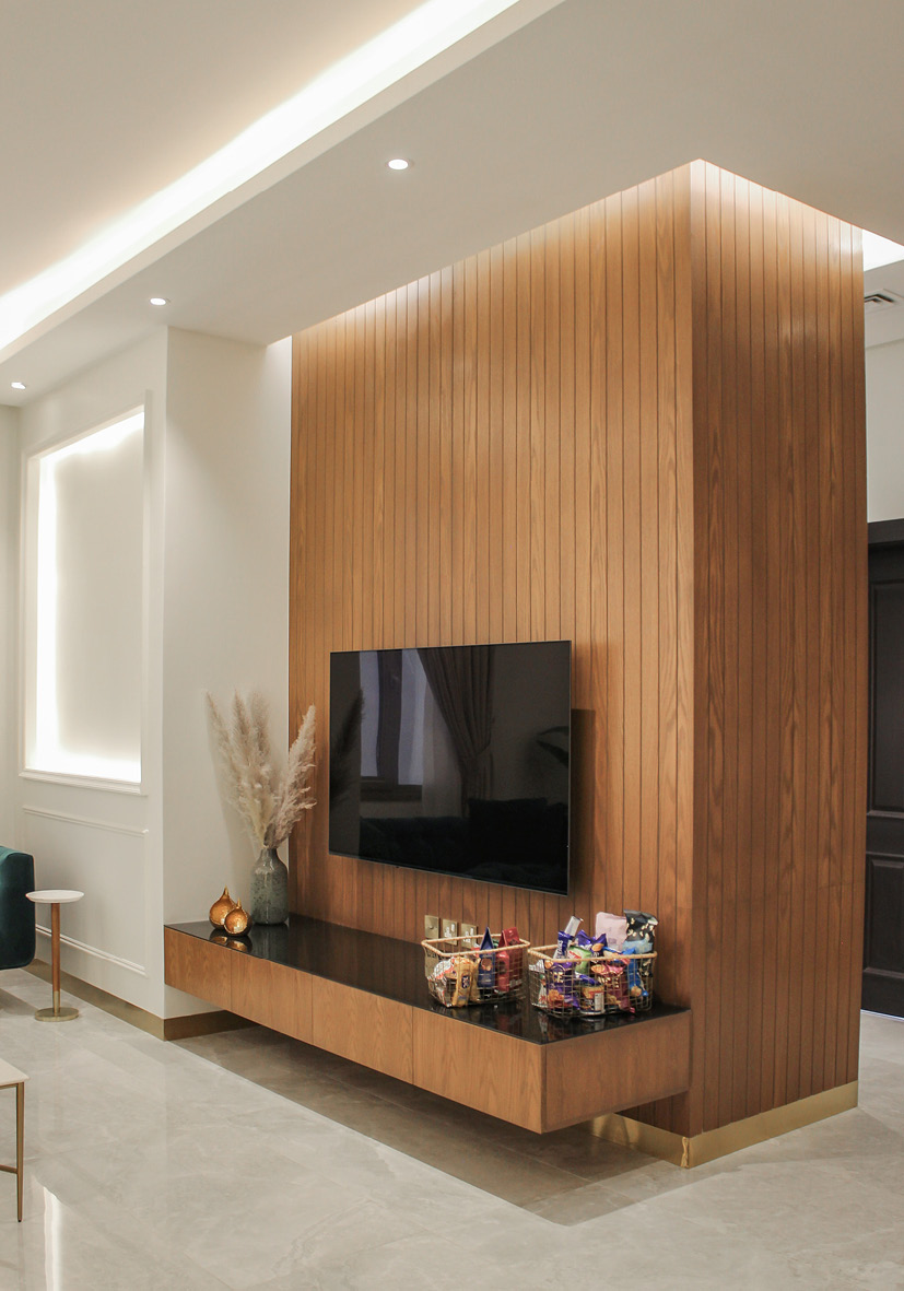 Zu sehen ist eine moderne TV Wohnwand vom Schreiner nach Maß mit integrierter Ablagefläche und Stauraum.