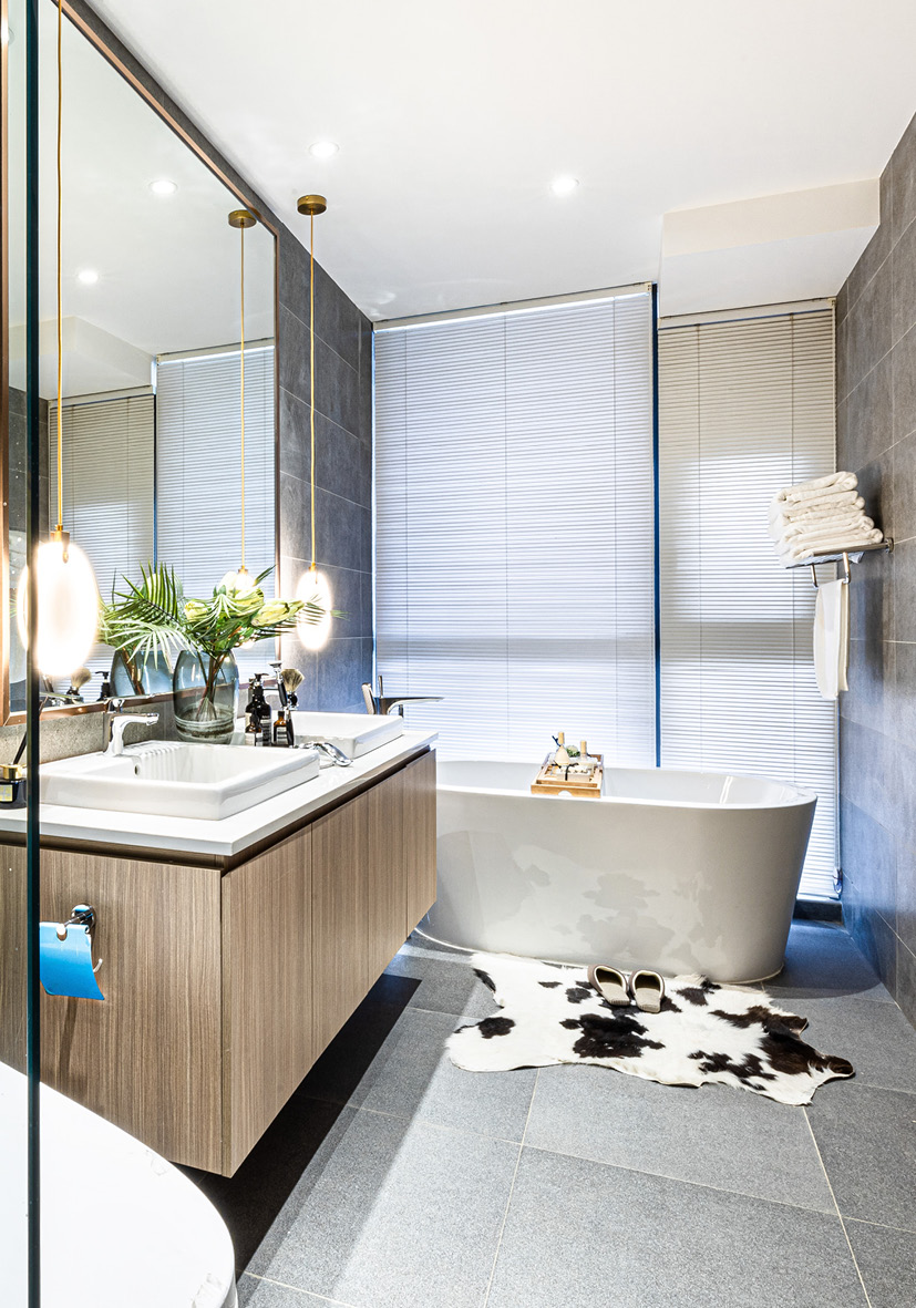 Zu sehen ist eine moderne Badezimmer Gestaltung mit einem doppelten Waschtischunterschrank vom Schreiner mit weißer Waschtischplatte nach Maß.